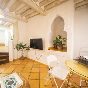 Indalo A Pies Del Albaicín Granada